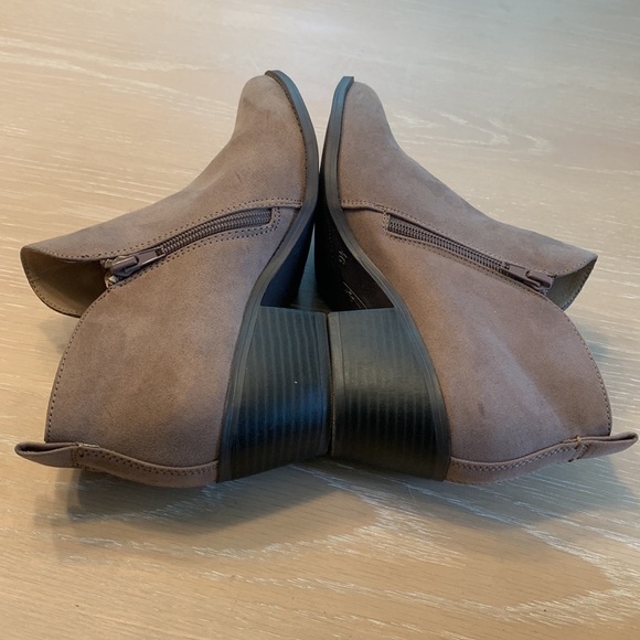 American Eagle suede feel booties in blush tan Size 9.5 NWOB teeny spot 2” heel - Picture 5 of 10